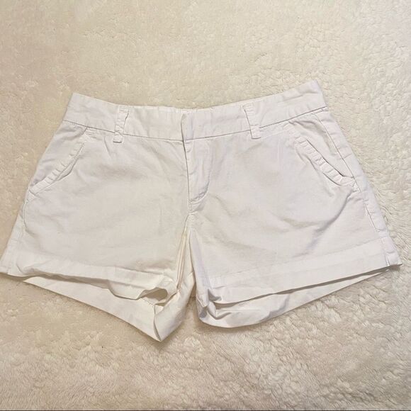 Calvin Klein White Bermuda Shorts for Effortless Style - Picture 1 of 3